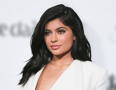 “Kylie Jenner: Beauty, Youth, and the Throne of Wealth”